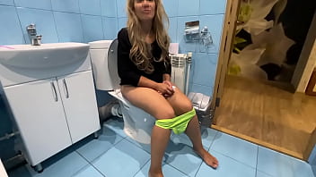 La chèvre s’assoit et se fait pénétrer dans le cul parfait mais serré