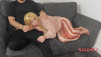 Il lui fait une pipe quand elle dort et la blonde veut baiser