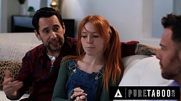 La jeune nymphomane pénétrée sur le canapé par deux amis