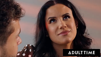 Femme mature a des orgasmes intenses après la baise