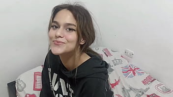 La fille de la campagne suce la bite puis donne une courte baise