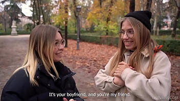 Deux étudiants bisexuels invitent des hommes à faire l’amour sur le canapé